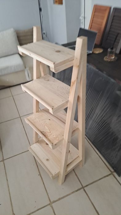 Стелаж с каскадни рафтове