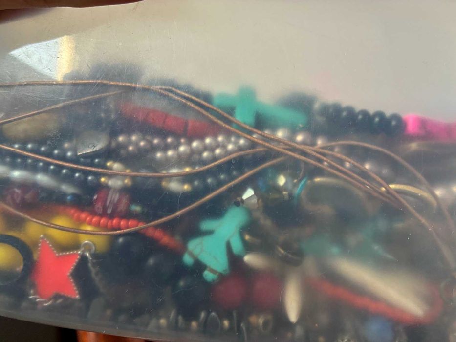 Кутия с бижута, цената е за всички