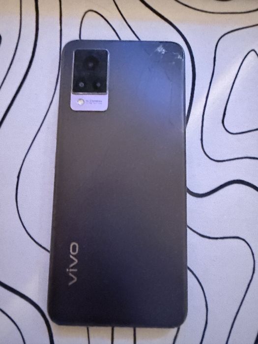 Продам смартфон Vivo v21