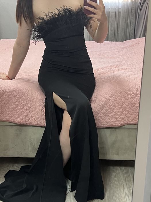 Дълга черна официална рокля с пера