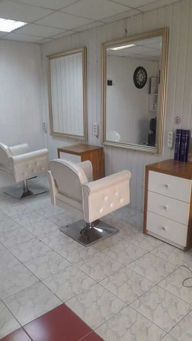 Vând doua posturi coafor