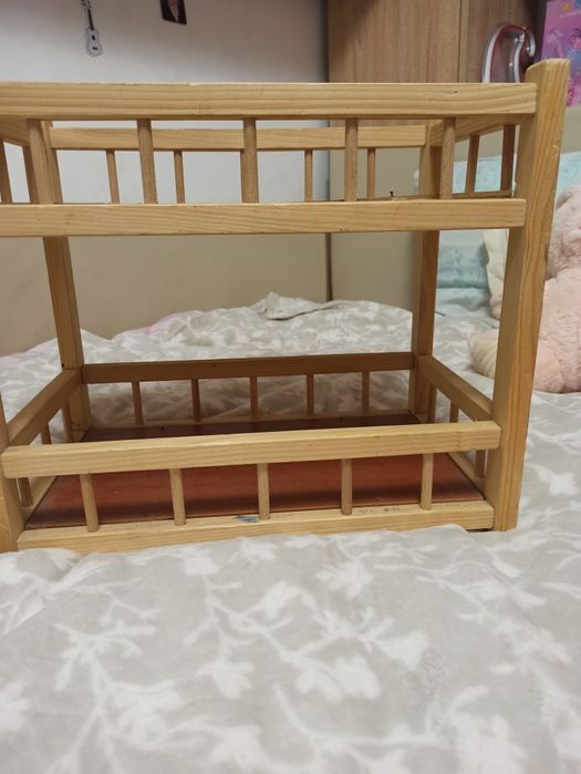 Vând pat din lemn pentru papuși