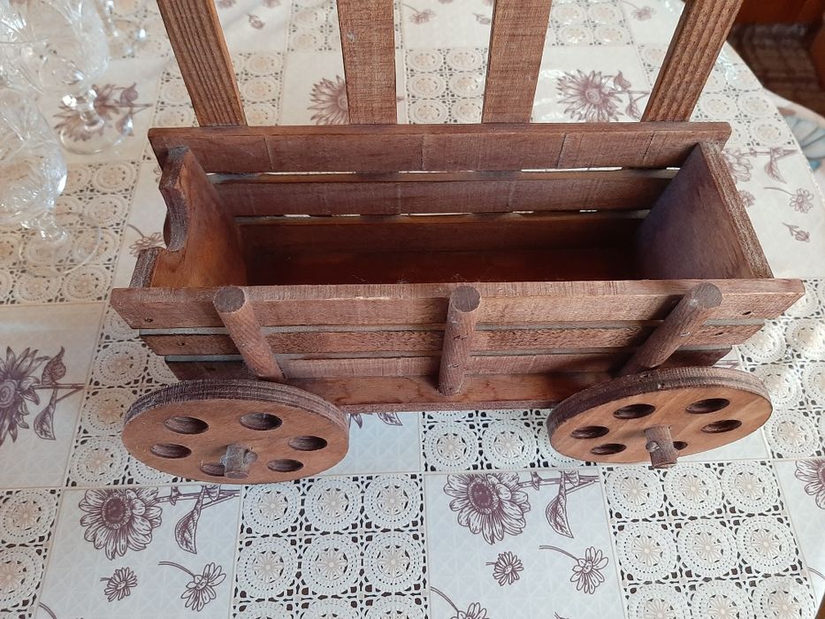 Стойка за вино и чаши, дървена - идея за подарък