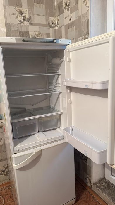 Холодильник белый