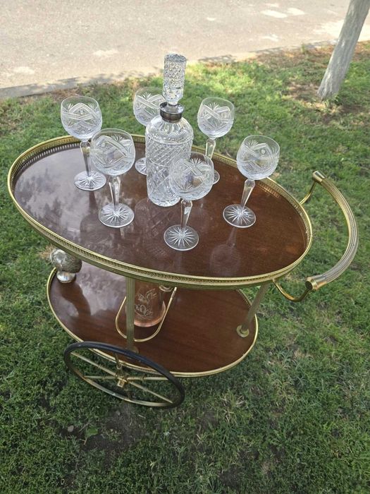 Gheridon din lemn cu ornamente din alama decorat cu un peste.