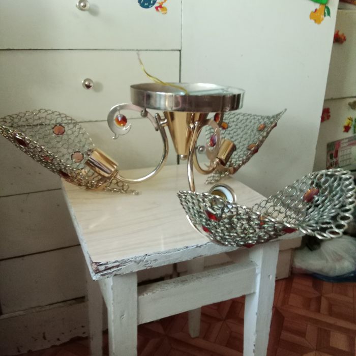 Продам три люстры.