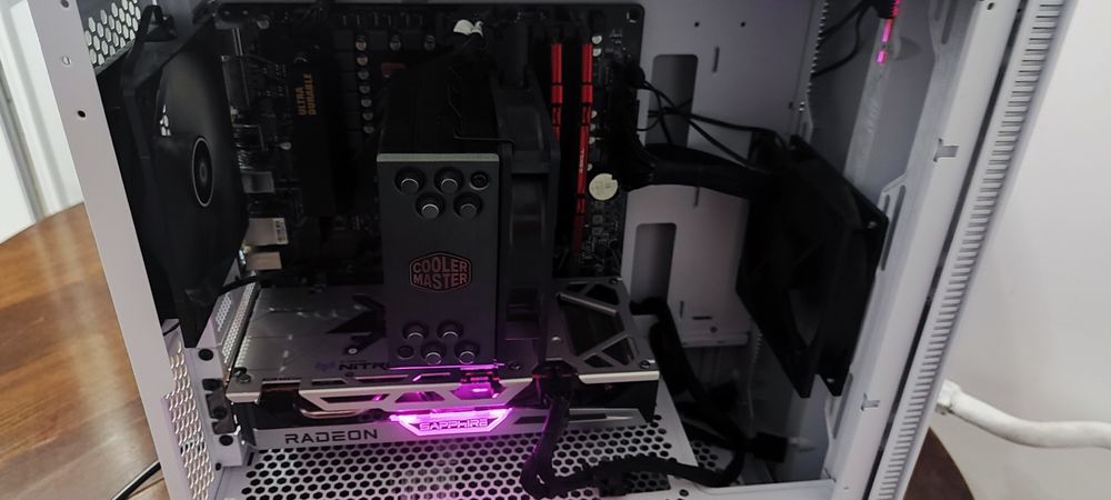 Компютър геймърски  ryzen 5600x ,rx 6600xt ,16 рам 3000mhz, захр.650+