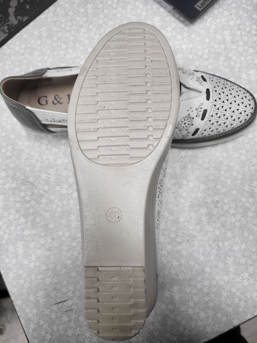 Продам туфли бело-серые