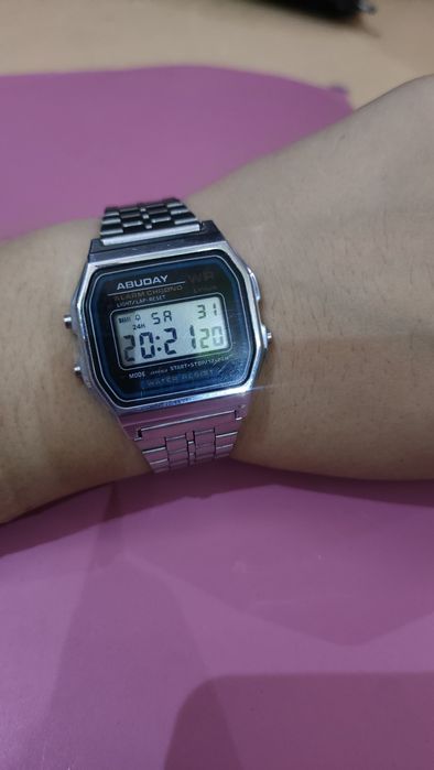 Soat, kun va boshqa qulayliklarni ko'rsatuvchi  zamonaviy mujskoy soat