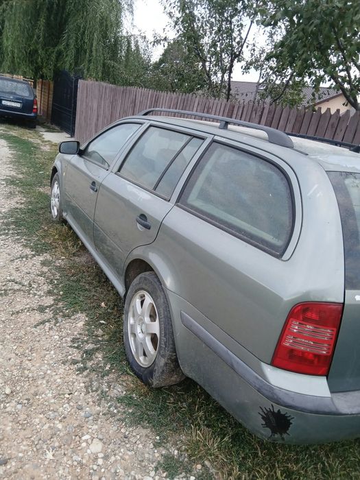 Vând mașină mai multe detalii la telefon