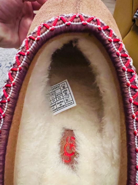 UGG, Saboti din piele intoarsa cu model uni Tazz, Visiniu, Caramel, Be