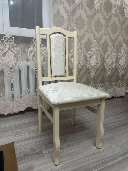 Продом стенка и стол с стульями