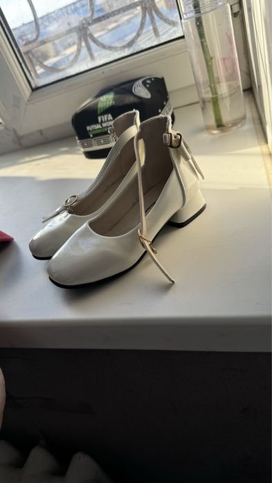 Белые нарядные туфли на девочку