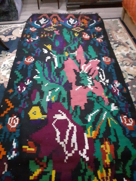 Covor de lână, gros, țesut manual, vechime cca 100 ani.