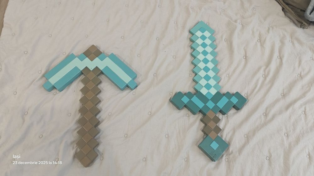 Pickaxe și sword din Minecraft de mărime mare