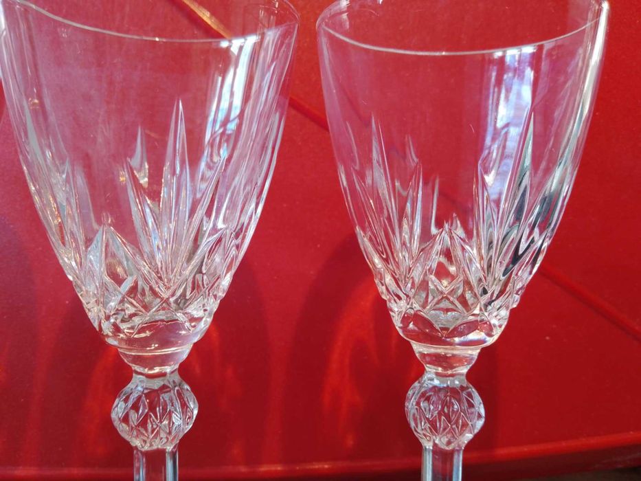 Два комплекта от по 4 броя кристални чаши: за вино и ракия