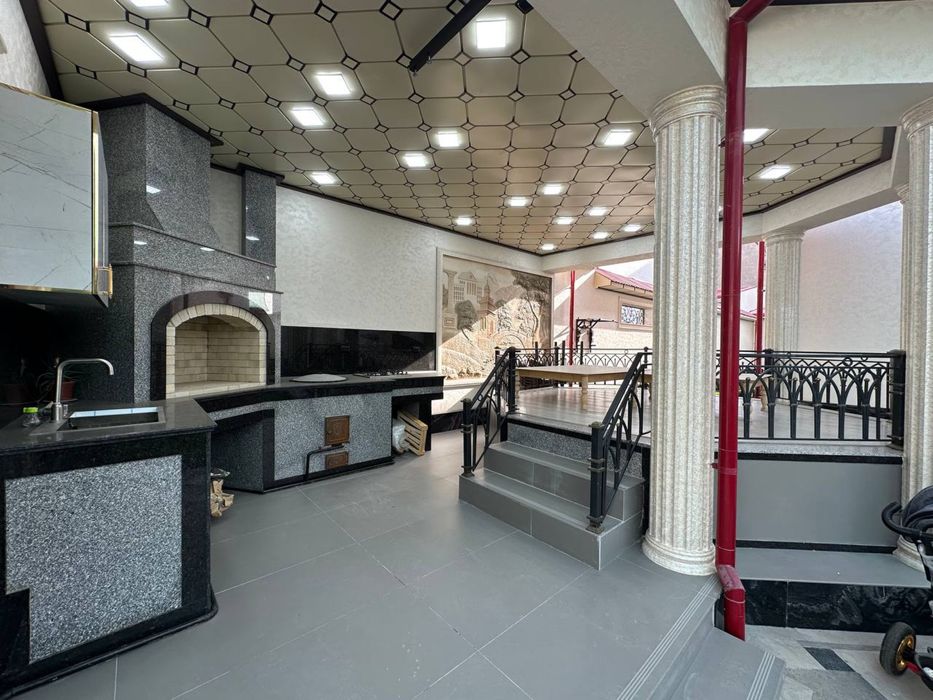 Участка сотилади. 7 хонали 1,5 каватли барча жихозлари билан.