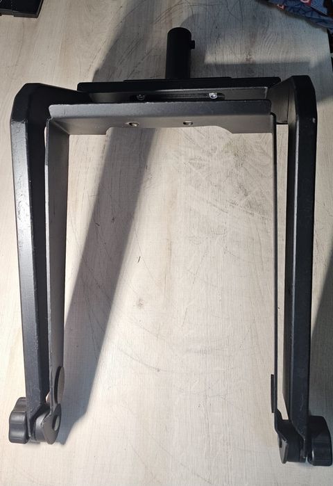Vand o pereche de bracket-uri D&B Audiotechnik  originale pentru boxe V7P/V10P