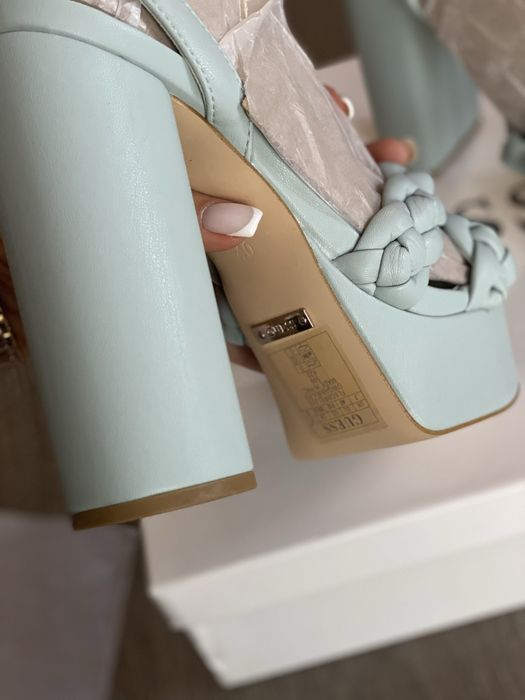 Високи сандали Guess