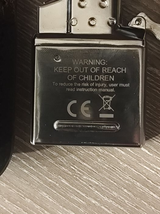 Bricheta și husa Zippo