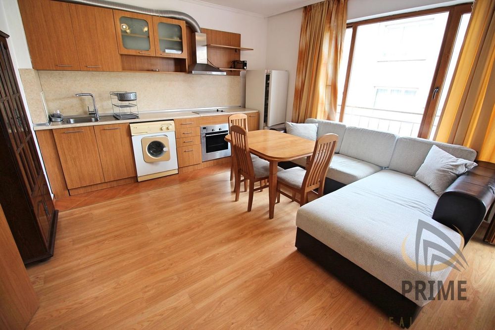 Дава се под наем Тристаен апартамент в Бургас, Център - 80 кв.м за 561 € - Снимка #1