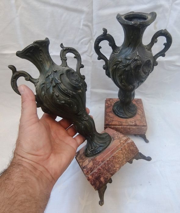 Pereche vaze vechi decorative din antimoniu, pentru colectionari.