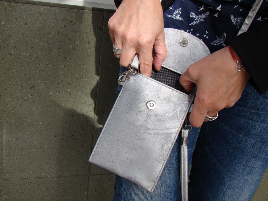 Дамски бутикови чантички за телефон и ключове