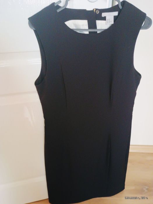 Черна права рокля Н&M.