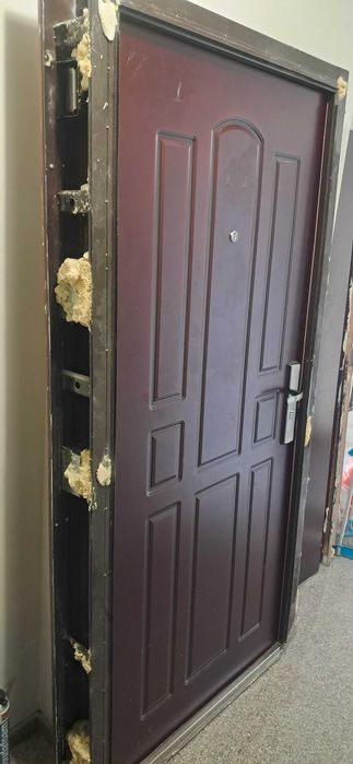 Продавам входна врата