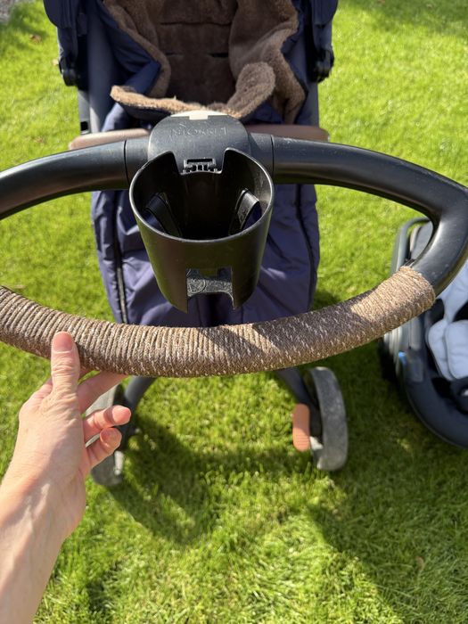 Детска количка Stokke със спален чувал и две бебешки кошници за кола. Аксесоарите към количката са включени в комплекта.