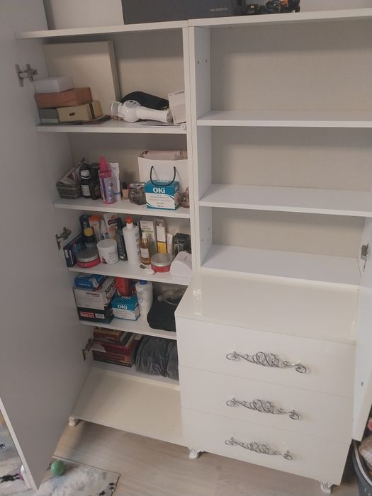 Vând comodă  cu rafturi și sertare