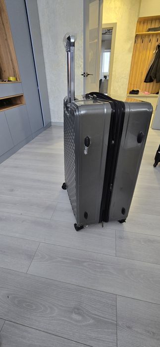 Продам чемодан 32/23 L M