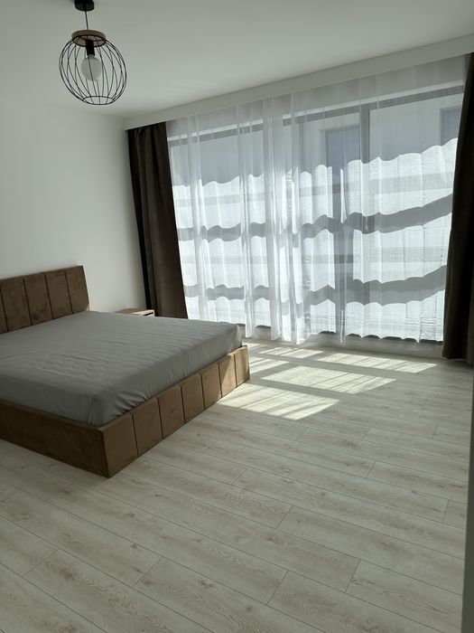 Inchiriez apartament la casa