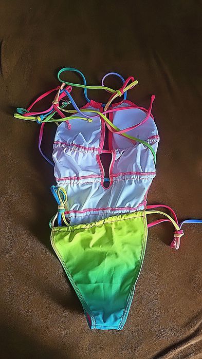 Costume de baie noi