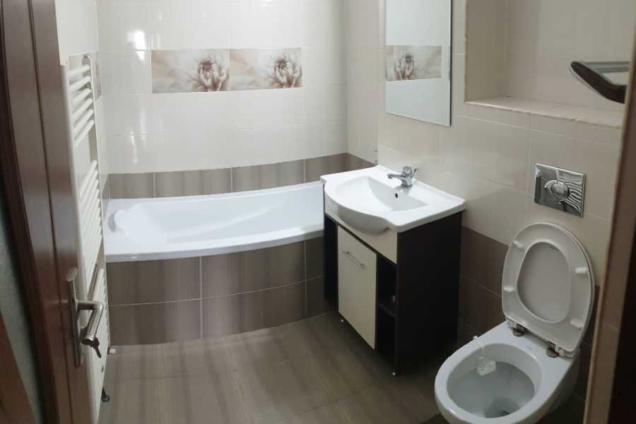 Apartament vis-a-vis de Liceul Sportiv, str. Calea Moldovei, 2 camere, balcon inchis, etaj 1
