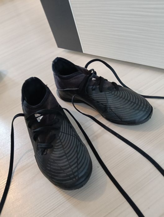 Vând Adidași de fotbal Predator Adidas