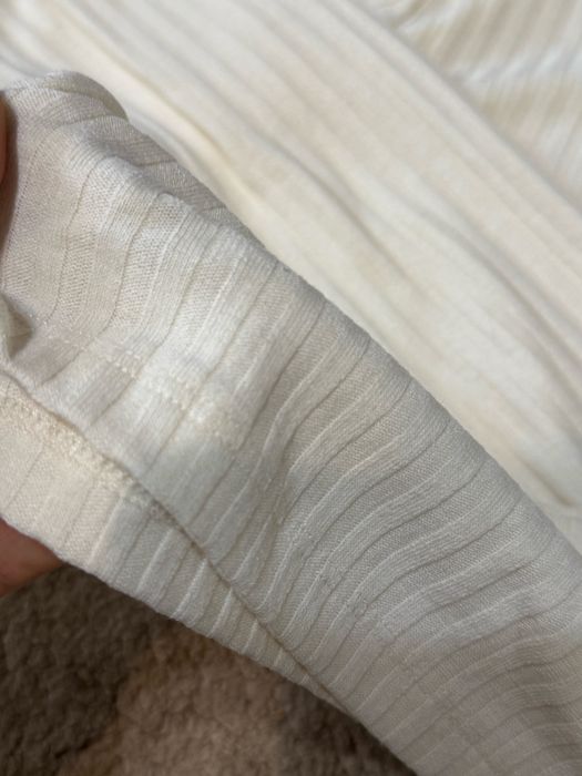 Укороченная кофточка со спущенным плечом