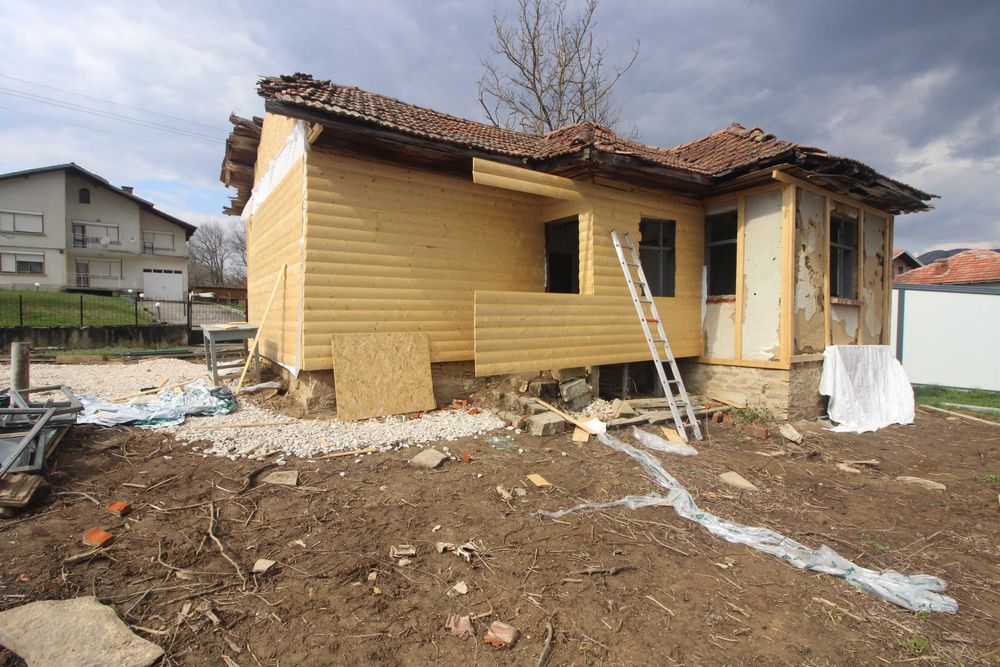 Парцел с къща в с. Новаковци