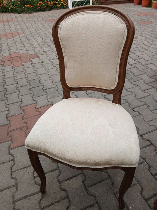Scaune  tapizate   culoare  crem deschis