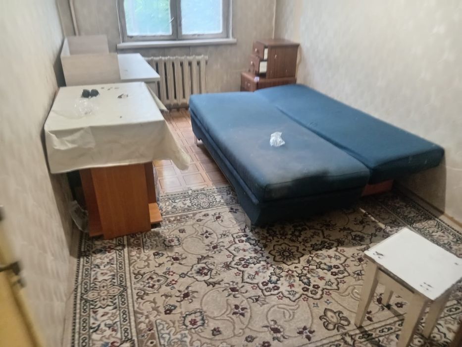 Шкафы, диван, столы, ковры