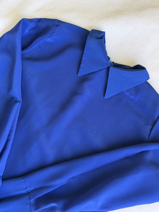 Тъмно синя риза с яка