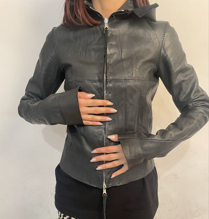 Синьо дамско кожено яке с качулка – модерна къса кройка