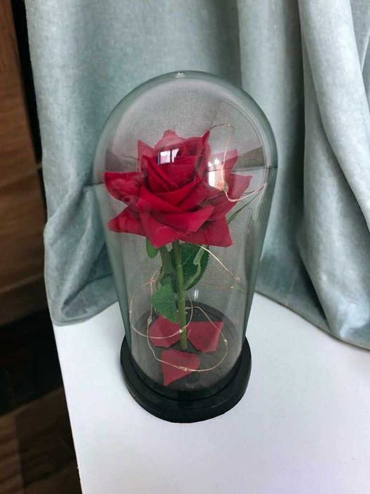 Красива осветена роза в стъкленица с красива подаръчна кутия