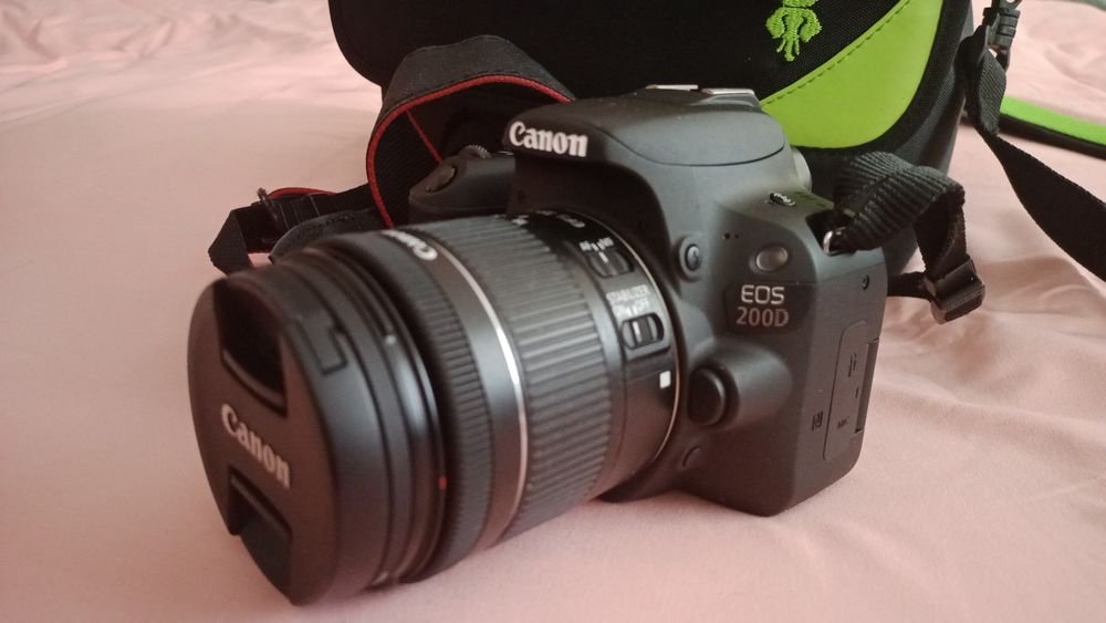 Зеркальная камера Canon EOS 200D