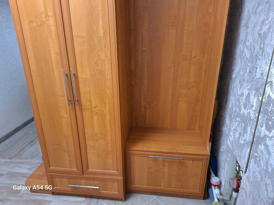 Прихожая с тумбой