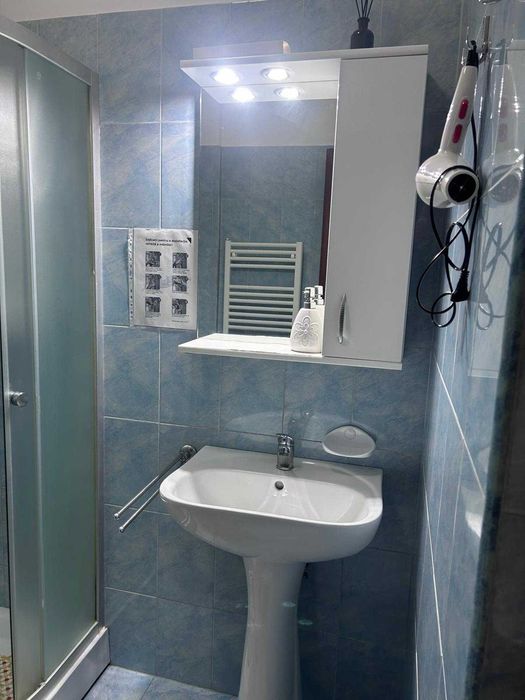Vand  Lavoar baie cu piedestal inalt Cersanit si dulap baie cu oglinda