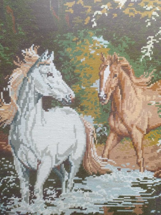 Гоблен Коне в реката - работен през 90те с рамка