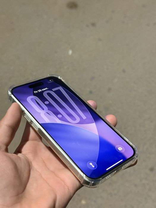 iPhone 15 с документами