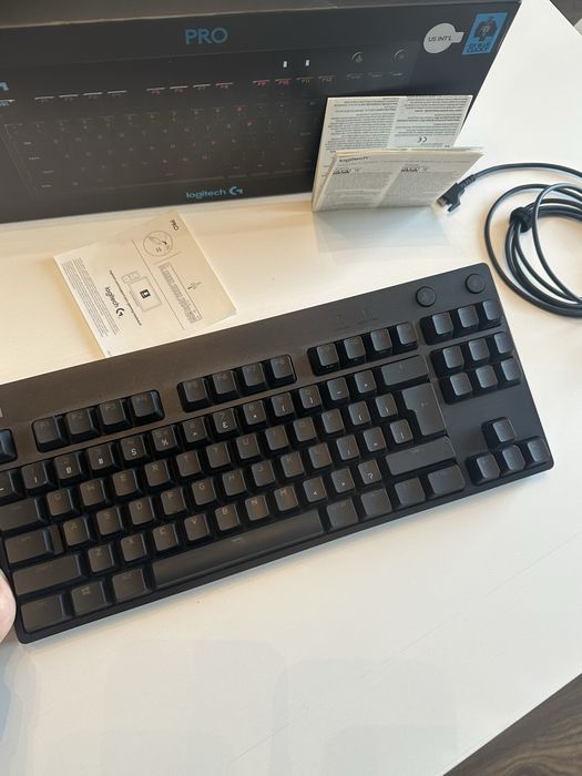Продавам геймърска механична клариатура Logitech G Pro Clicky R