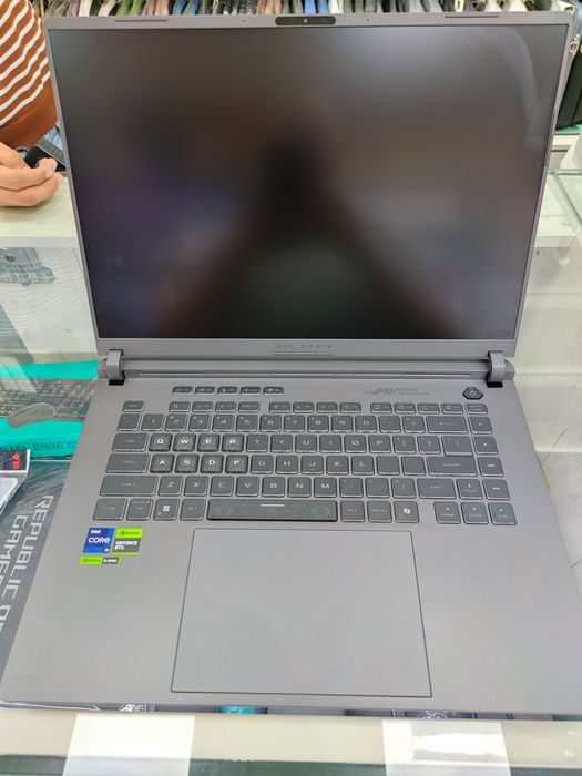 Asus RoG Strix G16 0pe box